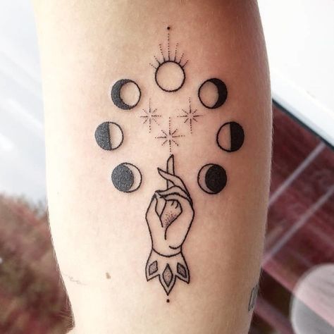 26 Lindos tatuajes para hacer ‘match’ con tu bruja interior | OkChicas Simbolos Tattoo, Witchy Tattoos, Wiccan Tattoos, Moon Phases Tattoo, Tattoos Infinity, Palm Tattoos, Witch Tattoo, Tattoos Geometric, Halloween Tattoo