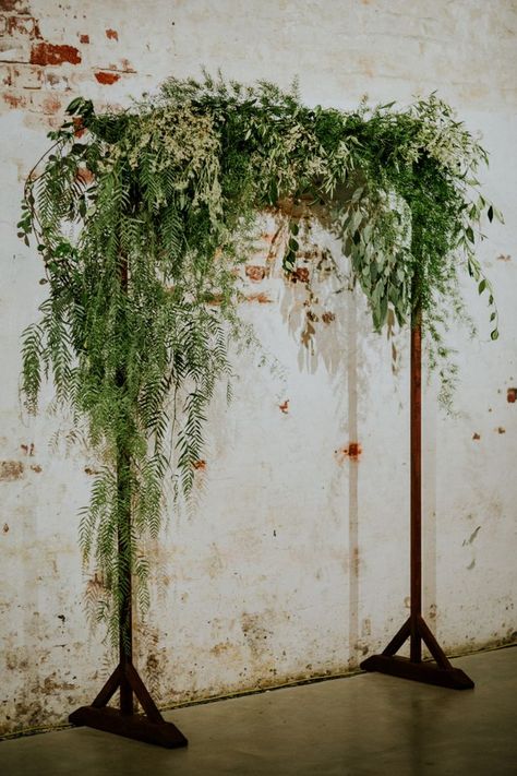 Wedding Arch Greenery, Rustic Spring Wedding, Rustic Wedding Backdrops, Cocktail Party Wedding, Greenery Decor, Theme Nature, Wedding Arbour, Wedding Altars, Floral Arch