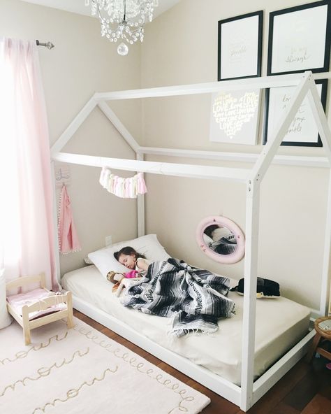 diy house frame bed Diy Floor Bed, Floor Bed Toddler, Floor Beds, Diy Toddler Bed, Toddler House Bed, House Frame, Toddler Floor Bed, Floor Bed Frame, House Frame Bed