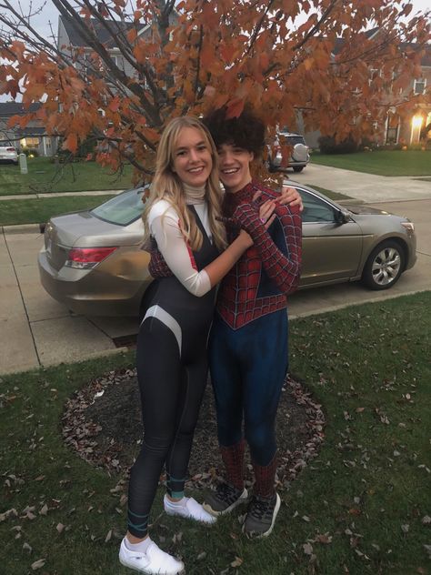 Gwen And Miles Halloween Costume, Spiderman And Spiderwoman Costume, Spiderman And Spider Gwen Halloween Costume, Spiderman Gwen Stacy Costume, Holween Ideas Costumes Couple, Spider Man Halloween Costume Couple, Spider Man And Mj Halloween Costume, Spider Man And Spider Woman Costume, Miles Morales And Gwen Costume