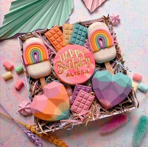 Pin by vito veliz on San Valentín Heiyma | Cake pop decorating, Dessert gifts, Handmade chocolates Chocolate Covered Strawberries Bouquet, Chocolate Candy Recipes, Cake Pop Decorating, Mini Torte, Dessert Gifts, Chocolate Covered Treats, Cake Business, Handmade Chocolates, Sweet Box