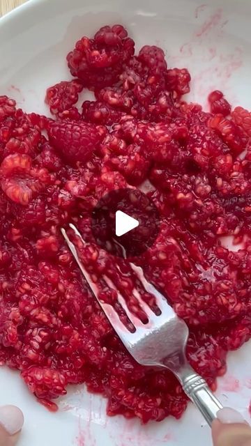 Girly Breakfast Ideas, Healthy Breakfast With Yogurt, Breakfast With Raspberries, Healthy Quick Breakfast Ideas On The Go, Fruit And Veggie Breakfast, Healthy Raspberry Desserts, Frozen Fruit Breakfast, Pff Meals, Raw Breakfast Recipes