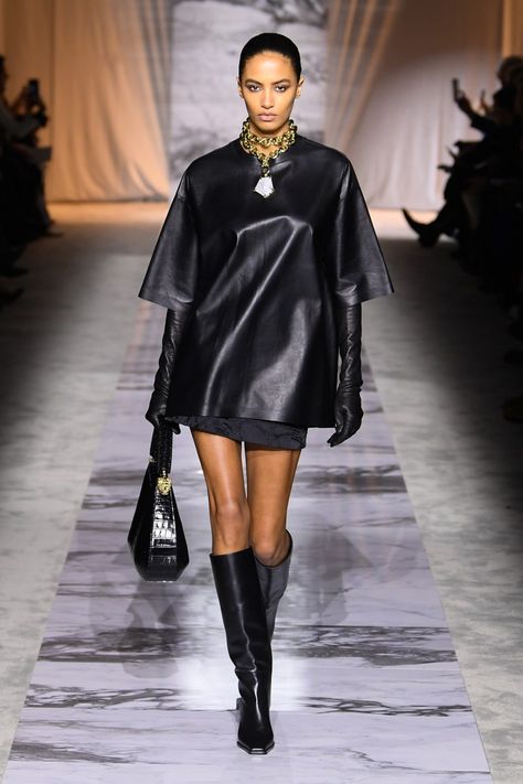 Roberto Cavalli Fall 2024 Ready-to-Wear Runway, Fashion Show & Collection Review [PHOTOS] Fall Winter Fashion Trends, Fashion Trend Forecast, 90s Fashion Outfits, Fashion Trends Winter, Couture Details, Halloween Fashion, Fashion Show Collection, High Fashion Street Style, Fall 2024