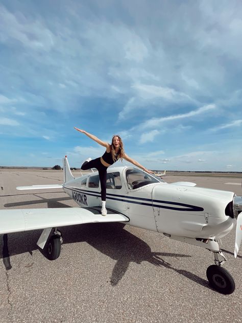 Pilot Student, Career Aesthetic, Aeronautical Engineering, Pilot Career, Female Pilots, Small Plane, Plane Photos, Student Pilot, Becoming A Pilot