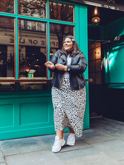 What to Actually Wear With a Midi Skirt and Look On Trend | Who What Wear Plus Size City Break Outfit, Midi Skirt Plus Size Outfits, Plus Size Midi Skirt Outfit, Skirt And Jumper Outfit, Print Skirt Outfit, Leopard Print Skirt Outfit, Midi Skirt Plus Size, Fashion Week Dresses, Plus Size Skirt