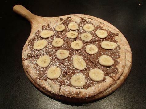 Weird Food Combo -Nutella Pizza with banana toppings Weird Food Combos, Strange Food, Nutella Pizza, Food Combos, Cookie Pizza, Banana Nutella, Dessert Pizza, Food Combining, Food Board