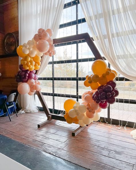 Hexagon Arch Balloons, Hexagon Balloon Arch, Hexagon Backdrop, Balloon Arch Diy, Graduation Party Backdrops, Bday Dinner, Hexagon Wedding, Wood Hexagon, Christmas Classroom Door