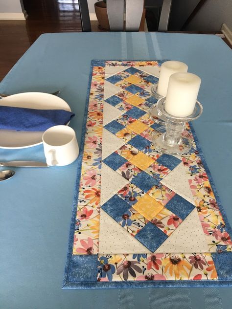 Spring Daisy Table Runner - Etsy Украина Colored Daisies, Quilted Table Runners Christmas, Table Runner Tutorial, Spring Daisy, Spring Table Runner, Patchwork Table Runner, Quilted Table Runners Patterns, Placemats Patterns, Table Runner And Placemats