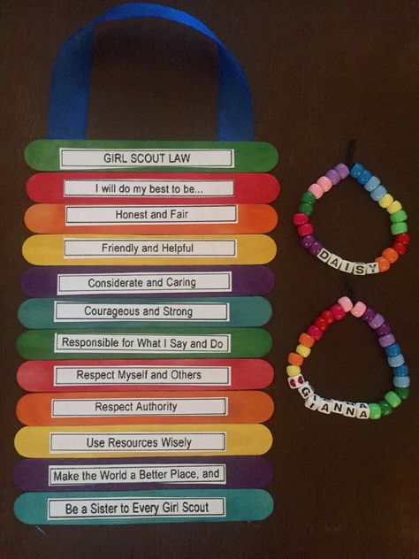 Daisy first meeting - Girl Scout law door hanger and bracelet. 2nd bracelet for name tag. Girl Scout Law Bracelet, Daisy Meeting Ideas Activities, First Daisy Troop Meeting, Daisy Scouts First Meeting, Daisy Girl Scouts First Meeting, Brownie Board, Girl Scouts Games, Girl Scout Daisies, Girl Scout Daisy Petals