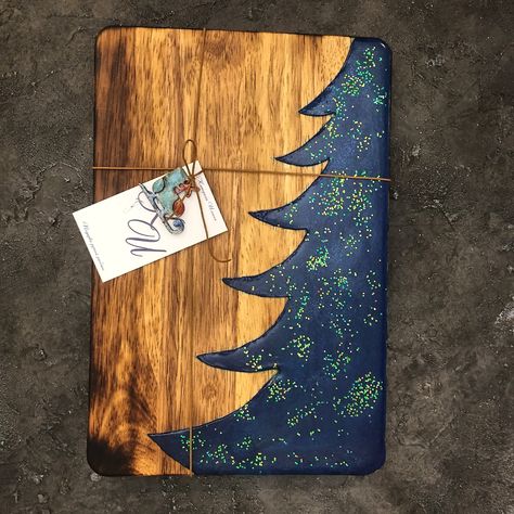 Epoxy Cheese Board, Epoxy Resin Cheese Board Diy, Epoxy Christmas Tree, Resin Boards Ideas, Cnc Epoxy Projects, Resin Cheese Board Diy, Epoxy Charcuterie Board Ideas, Epoxy Christmas Gifts, Resin Board Ideas