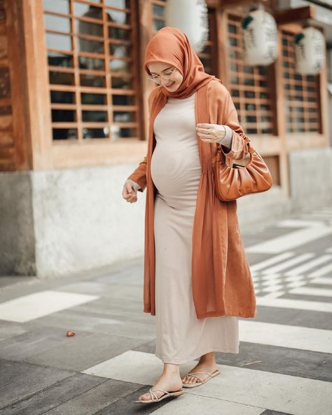 Prego Outfits, Pregnancy Belly Photos, Belly Photos, Maternity Photoshoot Outfits, Outfits Hijab, Maternity Dresses For Photoshoot, Photoshoot Dress, Outfit Hijab, Pregnancy Outfits