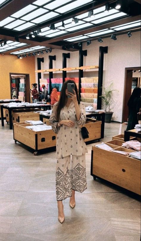 Qatar Fashion Woman, Modern Pakistani Outfits, Desi Clothes Casual Indian Fashion, Desi Fits Casual, Indian Kurti Aesthetic, Simple Pakistani Dresses Casual Design, Pakistani Clothes Casual, Pakistani Suits Casual, Kurta Aesthetic