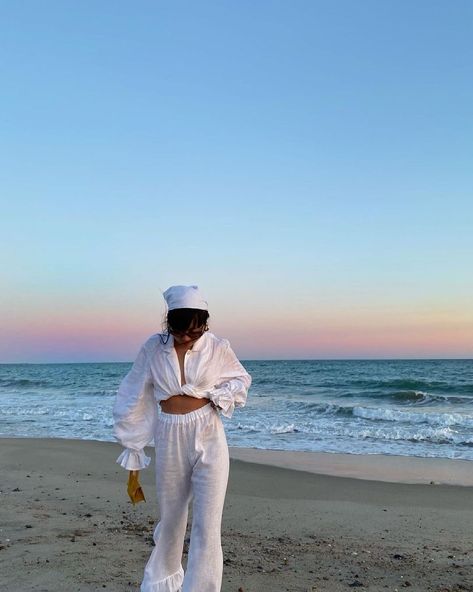 Sleeper on Instagram: “We all need vitamin sea🙏💙 @iamtheflowerthief looks stunning in Rumba Linen Lounge Suit in White🤍” Linen Pajama Set, Lounge Suit, Bridal Party Pajamas, Linen Lounge, Linen Sleepwear, Bride Pajama, Pyjama Trend, Bridesmaid Pjs, Bridal Pajamas