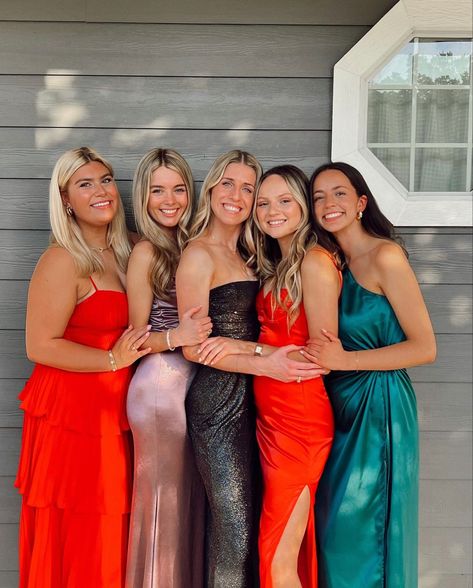 Winter Formal Photos, Prom Photoshoot Ideas Friend Pics, Prom Pictures With Friends, Formal Poses, College Formal, Party Poses, Prom Photoshoot, Homecoming Queen, Winter Formal