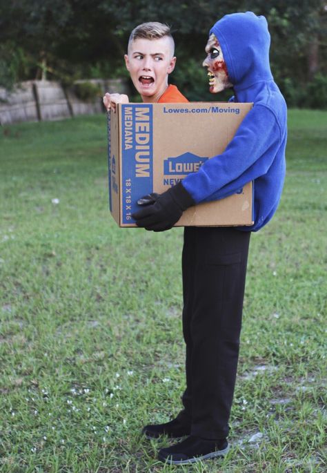 Optical illusion.  Man carrying boy in a box. Halloween Optical Illusions, Funny Boy Costumes, Funny Halloween Costumes Boys, Flower Fancy Dress, Invisible Man Costume, Flower Costume Diy, Fancy Dress Costume Ideas, Diy Costumes For Boys, Boxing Halloween Costume