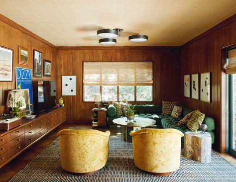 A 1950s ranch house in South Carolina with an enveloping feel | House & Garden 1950s Ranch House, Green Sectional, Wooden Paneling, Brick Ranch Houses, House Renovation Projects, Textured Rug, Low Sideboard, Velvet Chairs, Garden Magazine