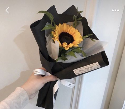 Single Flower Bouquet, Man Bouquet, Ribbon Flowers Bouquet, My Sunflower, Black Bouquet, Flowers For Men, Diy Bouquet Wrap, Sunflower Bouquet, Flower Bouquet Diy