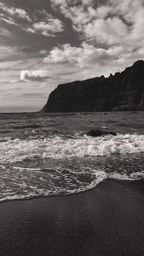 Black Beach Background, Black Wallpaper Waves, Black And White Waves Wallpaper, Black And White Beach Wallpaper, Beach Black And White Aesthetic, Beach Pictures Black And White, Black And White Beach Aesthetic, Black Waves Wallpaper, Dark Beach Wallpaper