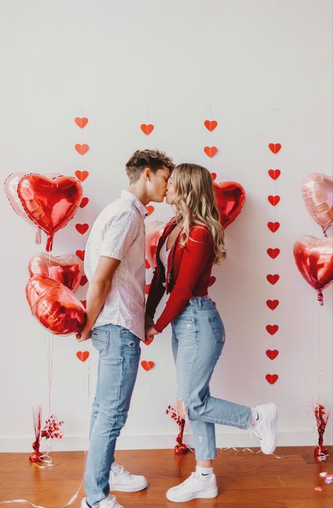 Valentines Photography Couples, Valentine Day Decorations, Aesthetic Valentines Day, Valentines Shoot, Valentines Day Crafts, Valentines Day Decoration, Aesthetic Valentines, Valentine Backdrop, Valentine Mini Session