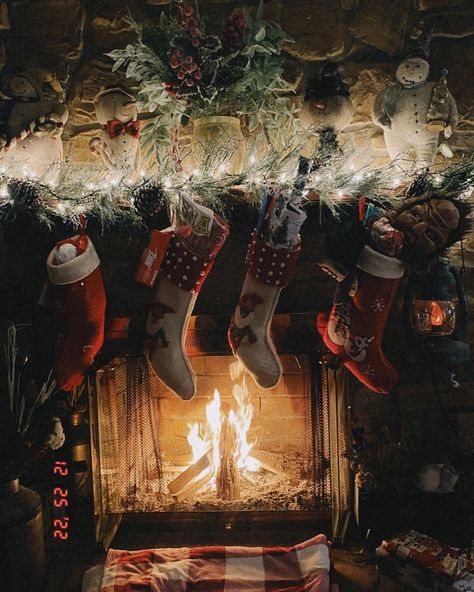 Antique Christmas Aesthetic, Christmas In The Country Aesthetic, Cabin Christmas Aesthetic, Christmas Aesthetic Warm, Christmas Fireplace Aesthetic, Christmas Stocking Aesthetic, Red Cozy Christmas Aesthetic, Fireplace Christmas Aesthetic, Christmas Morning Aesthetic