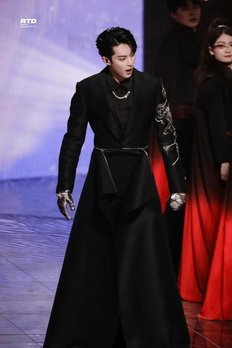 Chinese Clothing For Men, Meet Gala, Met Gala Outfits, Gala Outfit, Classy Outfits Men, Dylan Wang, Fashion District, Futuristic Fashion, Fantasy Fashion