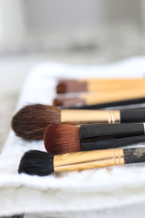 Washing Makeup Brushes Diy, Makeup Brush Cleaning Solution, Makeup Brushes Wash, Deep Clean Makeup Brushes, How To Wash Makeup Brushes And Sponges, Dirty Makeup, Diy Makeup Brush Cleaner, Gold Eye Makeup Tutorial, Clean Makeup Brushes