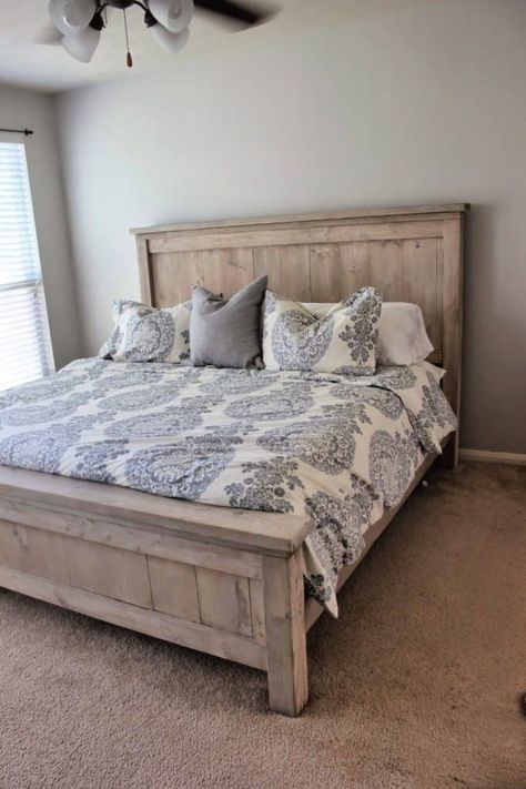 Diy Farmhouse Bed, Diy King Bed Frame, Diy Bed Frame Easy, Farmhouse Bed Frame, Make A Bed, Bed Frame Plans, Bed With Headboard, Casa Country, Diy Bed Frame