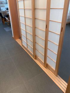 Japanese Sliding Doors Shoji Screen, Shoji Doors Diy, Japanese Screen Doors, Japanese Screen Wall, Shoji Screen Diy, Room Screen Ideas, Japanese Door Design, Fusuma Doors, Shoji Screen Doors