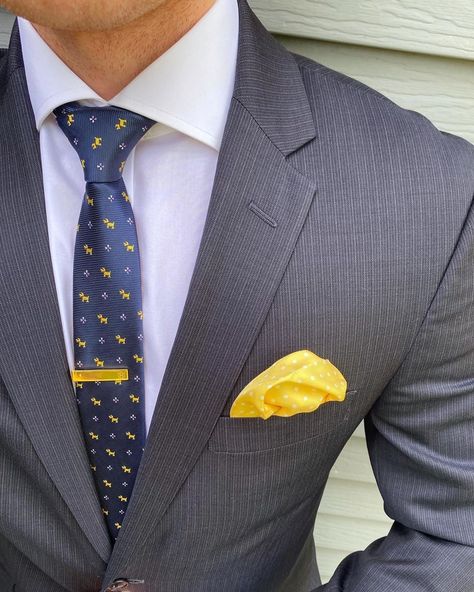 Yellow Pocket Square, Pocket Square Pattern, Grey Jacket, Men Style Tips, Blue Tie, Complementary Colors, Style Tips, Sports Jacket, Pocket Square