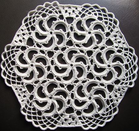 Spiral Doily Free Vintage Crochet Pattern Crochet Table Runner Free Pattern, Table Runner Free Pattern, Spiral Crochet, Free Crochet Doily Patterns, Doily Pattern, Crochet Dollies, Confection Au Crochet, Vintage Crochet Patterns, Crochet Table