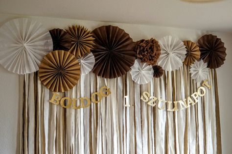 Paper Fan Birthday Decorations, Photo Corner Ideas, Stall Decorations, Birthday Decorations At Home, Paper Decorations Diy, Fall Classroom Decorations, Home Decor Ideas Diy, Simple Birthday Decorations, Paper Flower Art