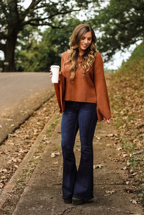 sweater-with-bell-sleeves Black Bell Bottoms Outfit, Flared Jeans Outfit Fall, Flair Jeans Outfit, Curvy Fall Outfits, Bell Bottom Jeans Outfit, Bell Bottoms Outfit, Stile Blair Waldorf, Flare Jeans Outfit, Adrette Outfits