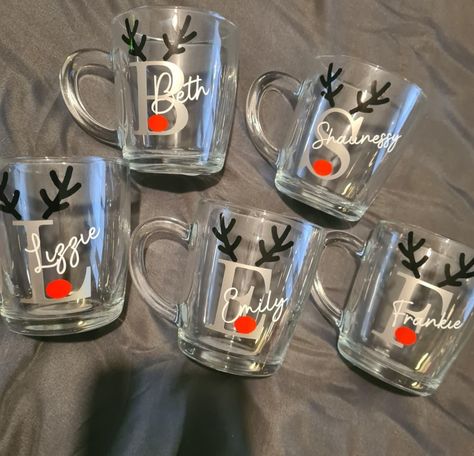 Glass Vinyl Cup Ideas, Diy Personalized Coffee Mugs, Holiday Mugs Diy, Christmas Beer Glass Ideas, Personalized Christmas Mugs Vinyl, Christmas Mugs Vinyl Cricut, Christmas Mug Ideas Holiday Gifts, Christmas Coffee Cups Vinyl, Christmas Vinyl Mugs