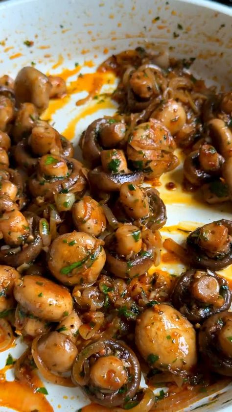 @essen_paradies • German Christmas Market Mushrooms with Garlic Sauce ➡️Recipe⤵️ https://essenparadies.com/... • Threads Mushroom Side Dishes, Mushroom Appetizers, Garlic Sauce Recipe, Sautéed Mushrooms, Christmas Side Dishes, Italian Herbs, Mushroom Dish, Greek Seasoning, Creamy Garlic Sauce