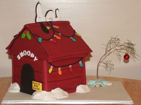 Charlie Brown Christmas Christmas Decorating Contest, Snoopy House, Snoopy Dog House, Charlie Brown Christmas Tree, Gingerbread House Parties, Snoopy Party, Gingerbread House Cookies, Lovely Cake, Brown Christmas