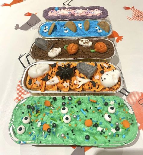 Mini Loaf Pan Cakes Halloween, Mini Loaf Cakes Halloween, Mini Loaf Cakes Ideas Halloween, Halloween Mini Cakes Ideas, Halloween Mini Loaf Cakes, Mini Halloween Cakes, Mini Cake Pan Ideas, Loaf Pan Desserts, Mini Loafs