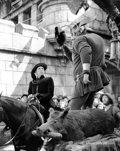 Cedric Hardwicke and Charles Laughton in The Hunchback of Notre Dame 1939 The Court Jester, American Horror Movie, Charles Laughton, Maiden Mother Crone, The Hunchback Of Notre Dame, Court Jester, Hunchback Of Notre Dame, Disney Version, Classic Monsters