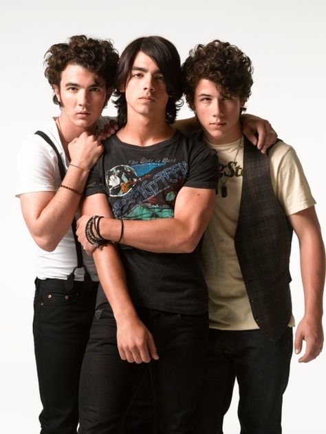 Jonas Brothers - Rolling Stone Photoshoot Jonas Brothers Photoshoot, Brother Photoshoot, Brothers Photoshoot, Stone Photoshoot, Father Son Photos, Sibling Photo Shoots, Jonas Brother, Sibling Photos, Camp Rock