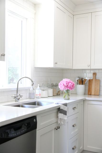 From the blog Our House: Kitchen Reveal http://dougelissa.blogspot.ca/2013/06/kitchen-reveal.html Benjamin Moore Cloud White, Outdoor Kitchen Countertops, Kitchen Transitional, White Shaker Cabinets, Shaker Kitchen Cabinets, Kitchen White, All White Kitchen, White Quartz Countertop, Ideas Hogar