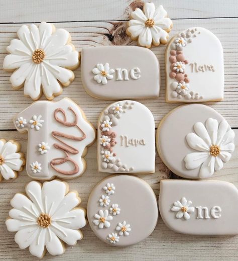 Daisy Cookies, Cookies For Kids, Toddler Birthday, Cookie Ideas, Icing Cookies, Sugar Art, Royal Icing Cookies, Childrens Party, Sugar Cookies Decorated