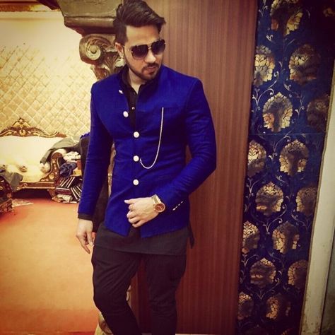 Indian Suit, Indian Groom Wear, Mens Sherwani, Indian Men, Indian Men Fashion, Stylish Suit, Indian Man, Indian Groom, Indian Suits