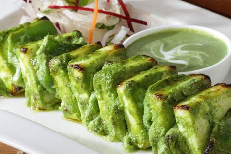 Hariyali Paneer Tikka Paneer Starters, Indian Food Catering, Paneer Dishes, Tikka Recipe, Paneer Tikka, Chaat Recipe, Vegetarian Snacks Recipes, Vegetarian Snacks, Indian Snack Recipes