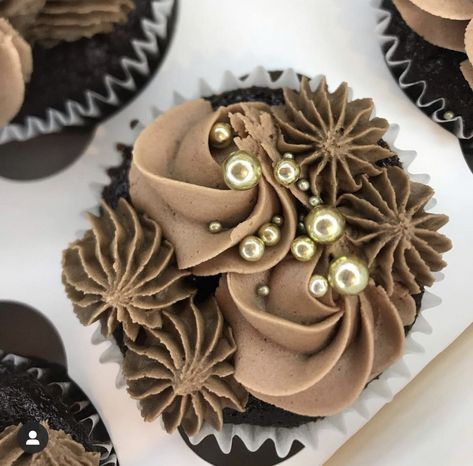 Chocolate Frosting Cupcakes Decoration, Pretty Chocolate Cupcakes, Elegant Chocolate Cupcakes, Chocolate Frosting Decorating Ideas, Chocolate Icing For Cupcakes, Brown Cupcakes, Chocolate Cupcakes Decoration, Bridal Cupcakes, Cupcakes Decorating