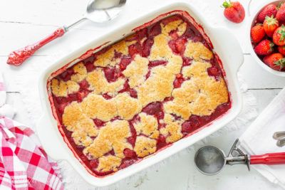 Easy Strawberry Cobbler Black Raspberry Cobbler, Strawberry Peach Cobbler, Strawberry Cobbler Recipes, Strawberry Rhubarb Cobbler, Raspberry Cobbler, Rhubarb Cobbler, Strawberry Cobbler, Cobbler Topping, Spring Desserts