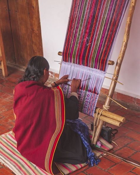 Backstrap loom weaving of traditional cloth in the colonial Bolivian city of Sucre near two of the countrys best-known communities of Quechua weavers: Tarabuco and Jalqa #travelbolivia #southamericatravel #weaving #experiencebolivia . . . . #liveforthestory #stayandwander #traveldeeper #keepexploring  #roamtheplanet #traveladdict #discoverearth #instagood #bestplacetogo  #wanderlust #adventuretravel #earthpix #goexplore #wonderfulplaces #alifealive #traveldudes #adventurethatislife #gitzoinspire Bolivian Aesthetic, Bolivian Art, Backstrap Weaving, Peruvian Culture, Backstrap Loom, Hiking Guide, Traditional Weaving, South America Travel, Ap Art