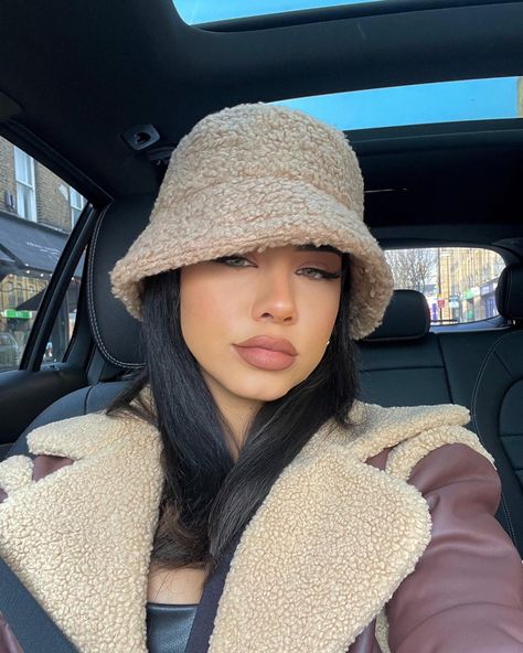 Bucket Hat Selfie, Fluffy Bucket Hat Outfit, Bucket Hat Outfit Winter, Hat Outfit Winter, Hat Selfie, Bucket Hat Outfit, Fluffy Bucket Hat, Car Selfie, Straight Layered Hair