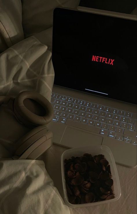 Netflix On Computer Aesthetic, Laptop Netflix Aesthetic, Movie Laptop Aesthetic, Watch Netflix Aesthetic, Netflix On Laptop, Watching Netflix Aesthetic, Netflix And Chill Aesthetic Night, Netflix And Chill Aesthetic, Watching Movies Aesthetic