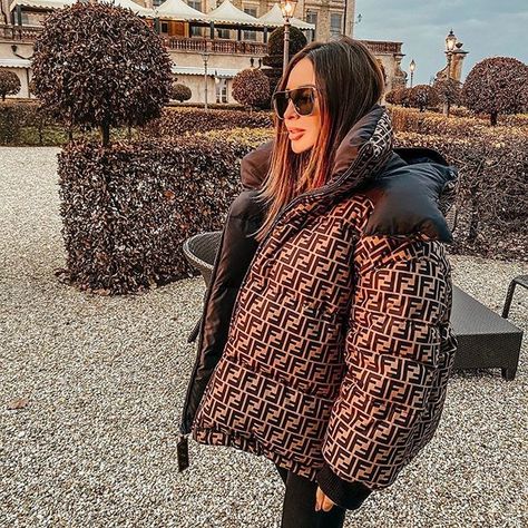 DESIGNER COMMUNITY en Instagram: “Fendi puffer #DESIGNERCOMMUNITY @sellingcommunity” Fendi Puffer Jacket, Marc Jacobs Eyewear, Classy Lifestyle, Fashion Buyer, Best Handbags, Todays Outfit, Fashion Today, Mode Fashion, Images Gif