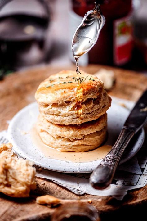 These super easy, homemade biscuits without baking powder or baking soda are fluffy, buttery, and SO flaky with a crisp bottom crust. They take less than 25 minutes to make, only require 1 bowl, and 4 simple ingredients. This recipe is vegan friendly since dairy based ingredients are easily subbed using a 1:1 ratio with dairy free ingredients! These biscuits are made with White Lily Self Rising Flour which give them a soft and tender texture. Dairy Free Buttermilk, Biscuits Without Baking Powder, Vegan Buttermilk, Biscuits From Scratch, Easy Homemade Biscuits, Vegan Biscuits, Homemade Biscuits Recipe, Vegan Baked, Flaky Biscuits