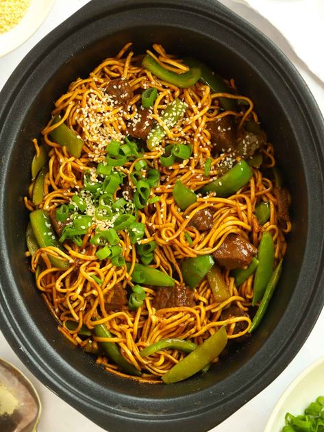 Slow Cooker Honey Garlic Beef Noodles Honey Garlic Beef, Beef And Noodles Crockpot, Crockpot Dump Recipes, Garlic Beef, Beef Noodles, Ground Beef And Potatoes, Crockpot Dinners, Slow Cooker Recipe, Fun Baking